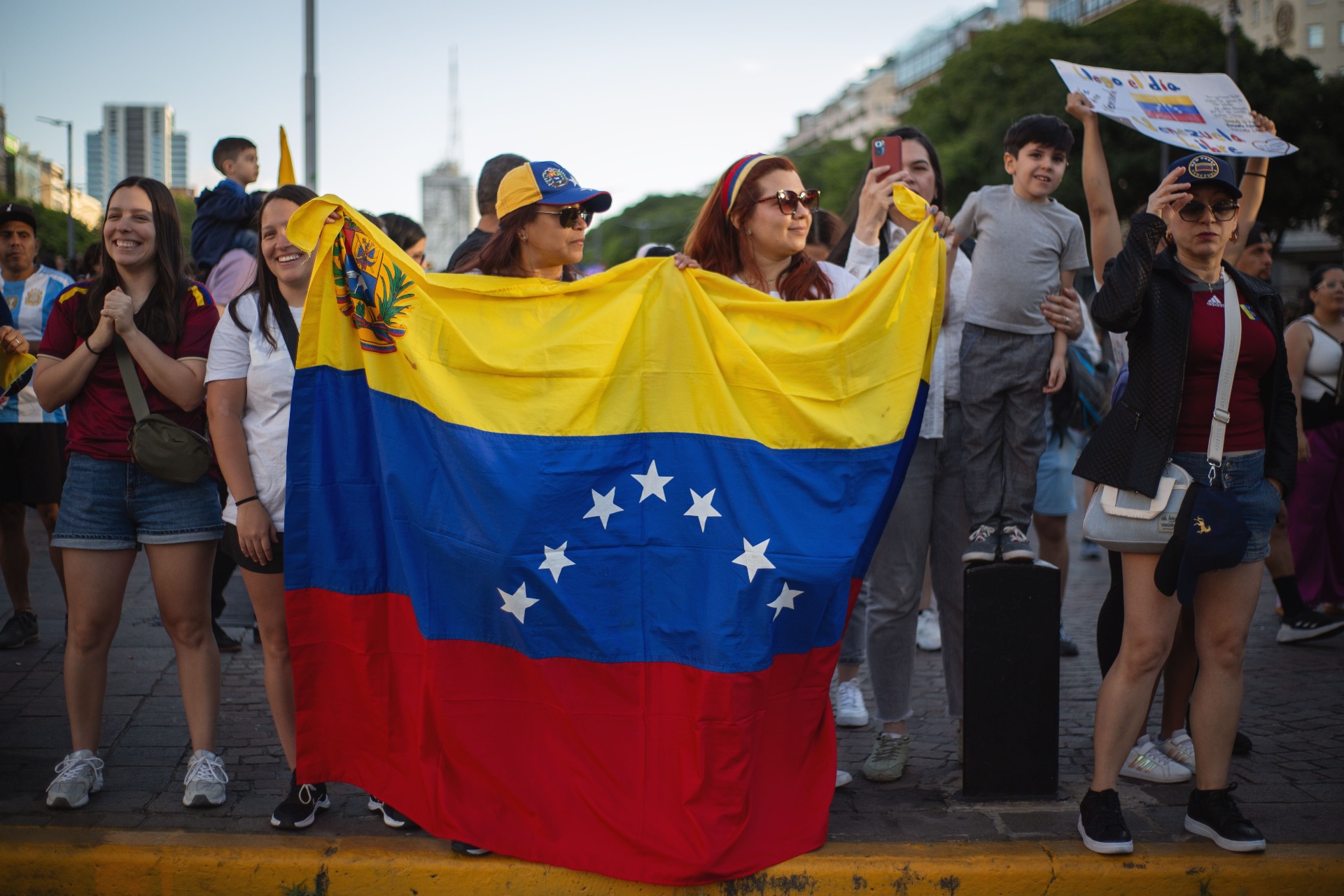 Comunidad venezolana unida con banderas